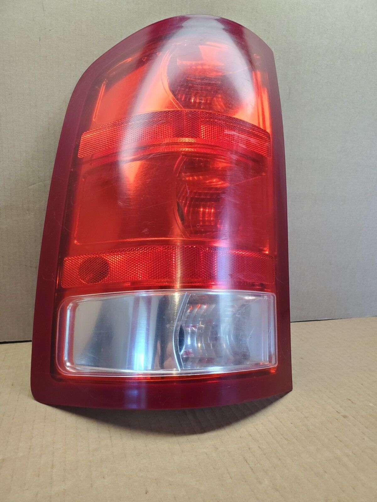 2007 – 2013 GMC SIERRA LH DRIVERS SIDE TAIL LIGHT ASSEMBLY 9598066 GENUINE GM!