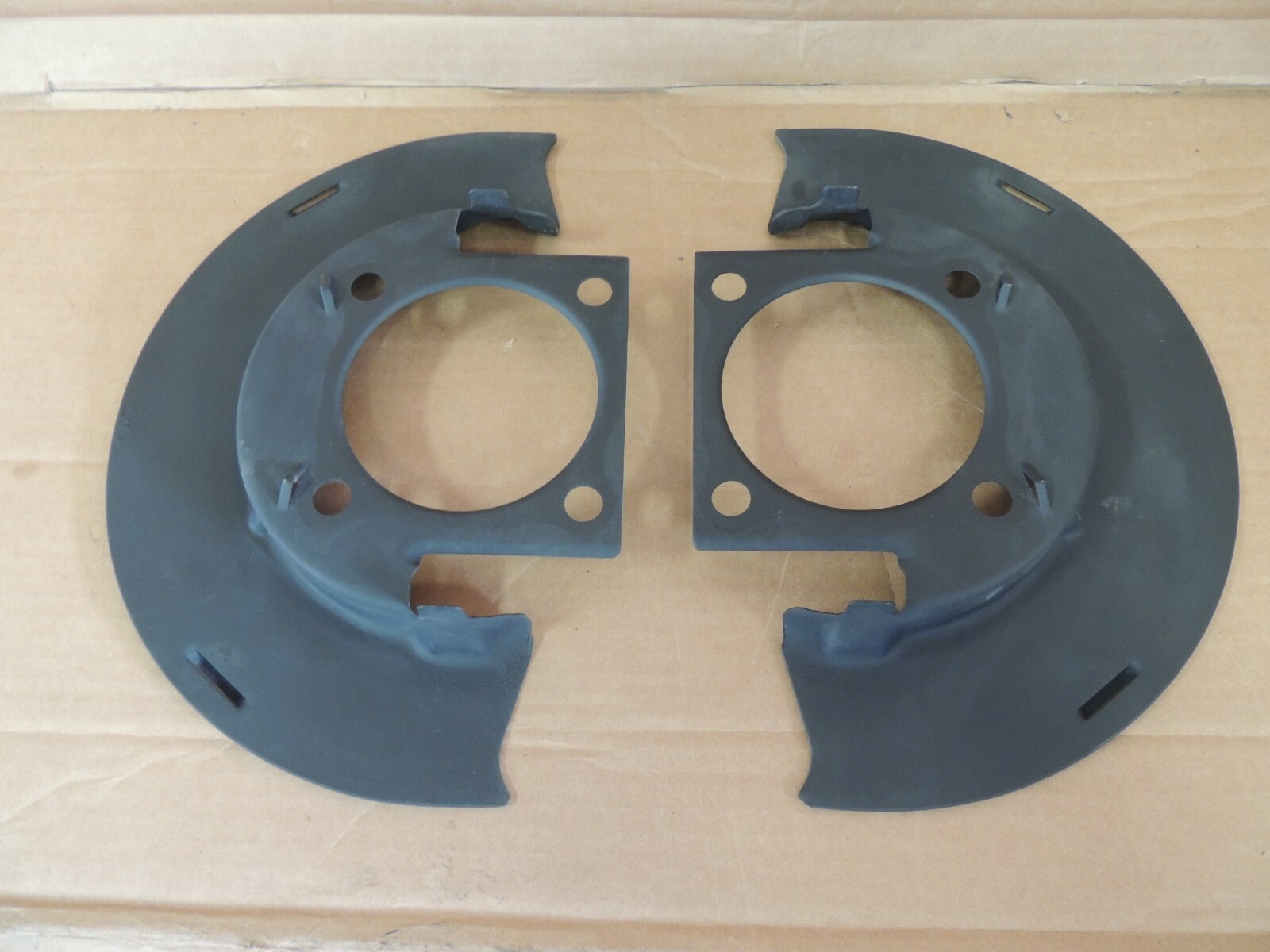 01-07 Chevy Silverado/GMC 2500 FRONT BRAKE DUST SHIELD PAIR 25846355 GENUINE