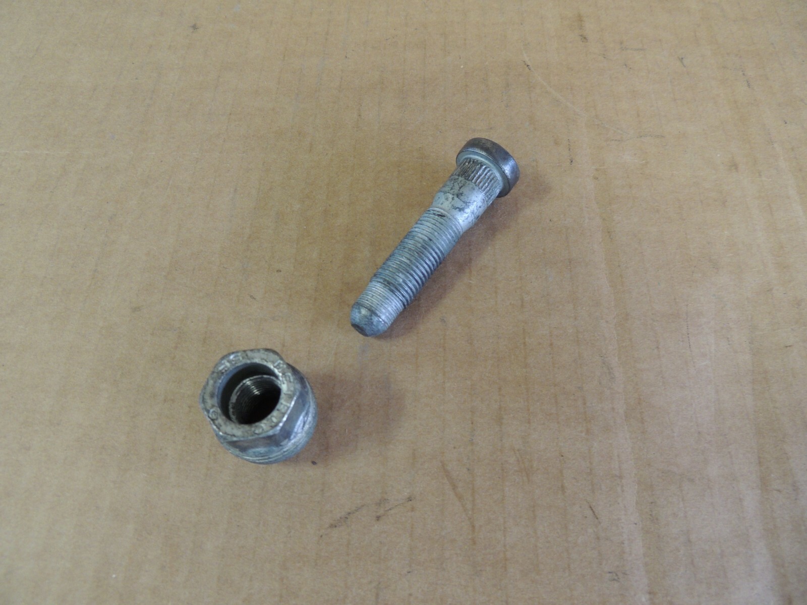 1999-2014 Chevy Silverado/GMC Sierra FRONT WHEEL STUD + LUG NUT 11588810 GENUINE