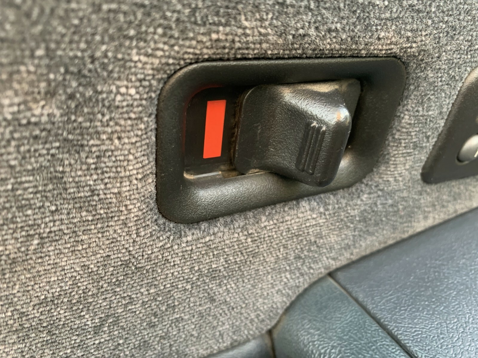 99-07 SILVERADO SIERRA SUBURBAN TAHOE DOOR PANEL LOCK INDICATOR 15172121 OEM