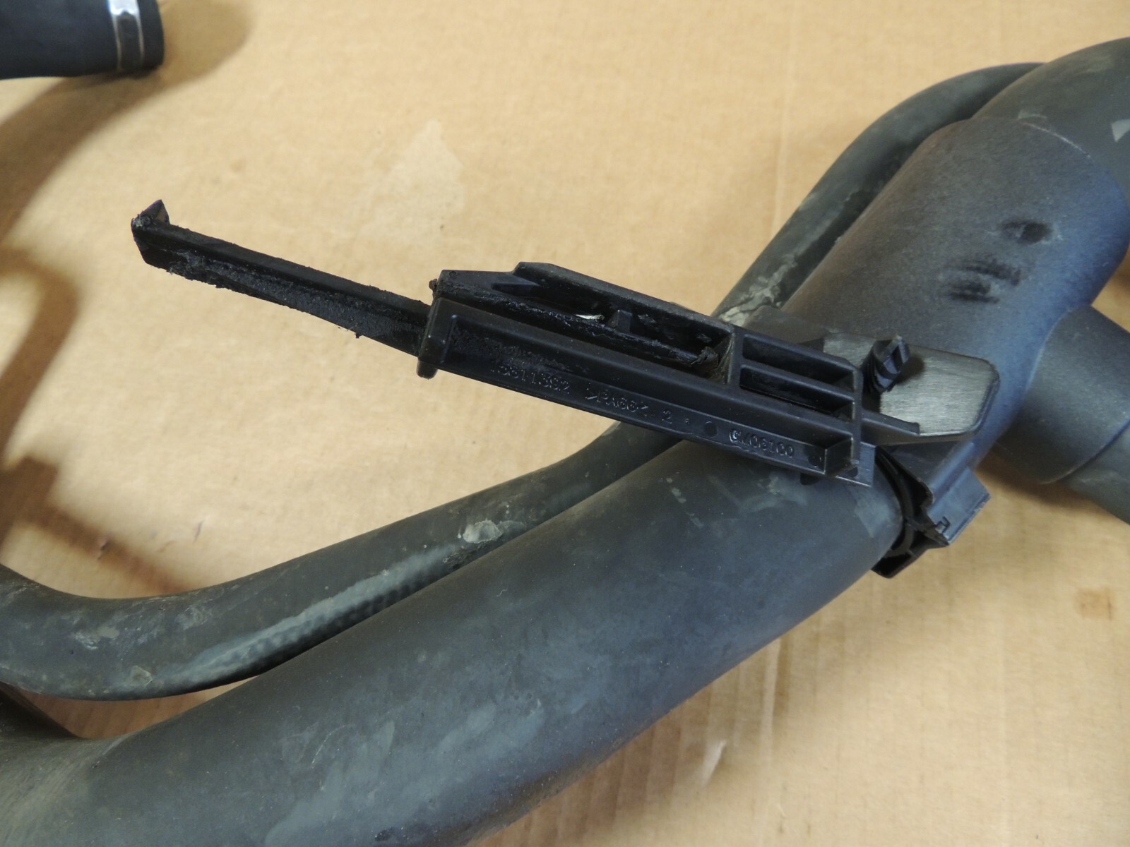2006-2010 CHEVY SILVERADO/GMC SIERRA DMAX LOWER RADIATOR HOSE  BRACKET 15811392