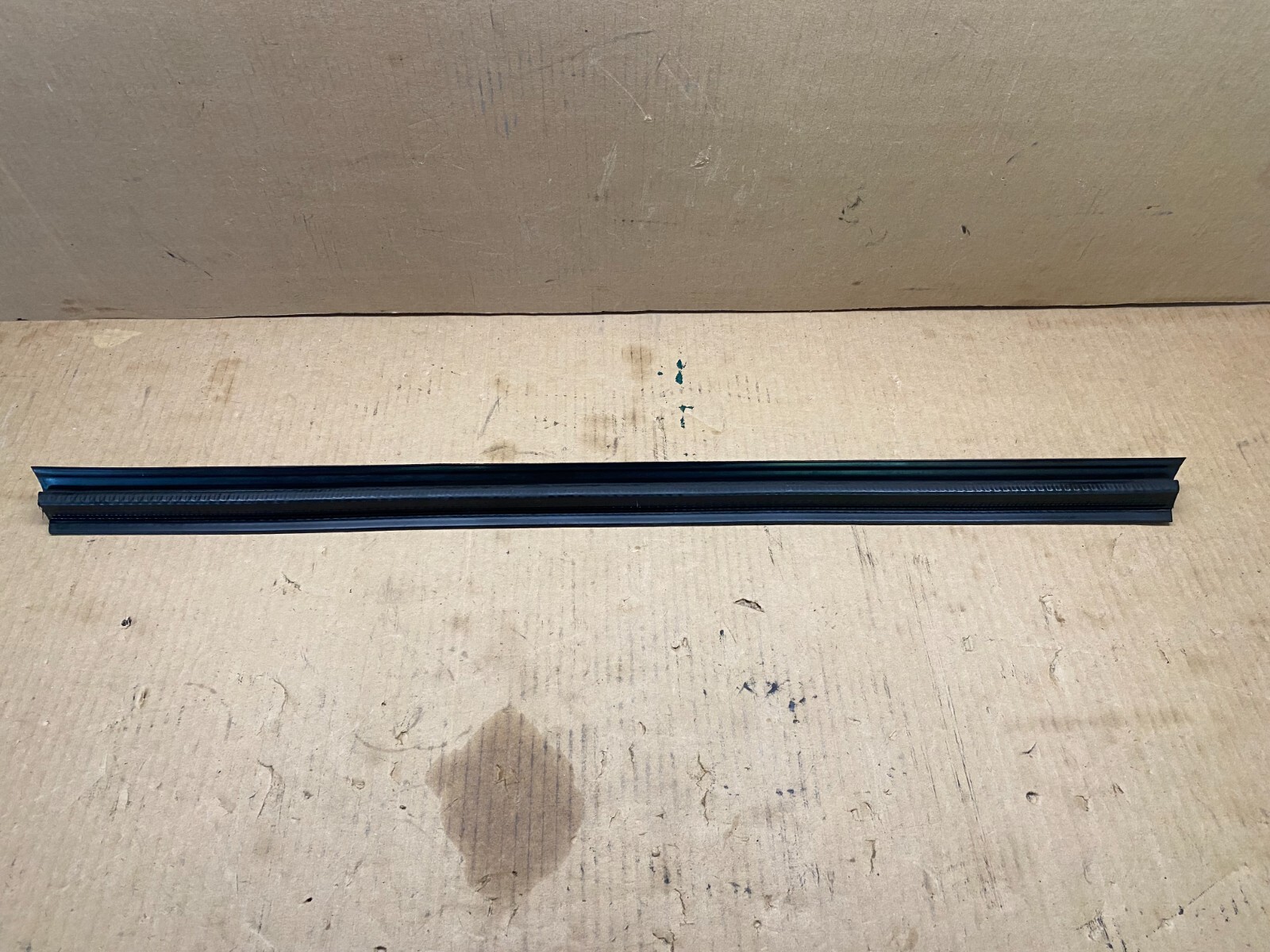 99-07 Chevy Silverado/GMC Sierra Right Front Window Inner Sealing Strip 20847948