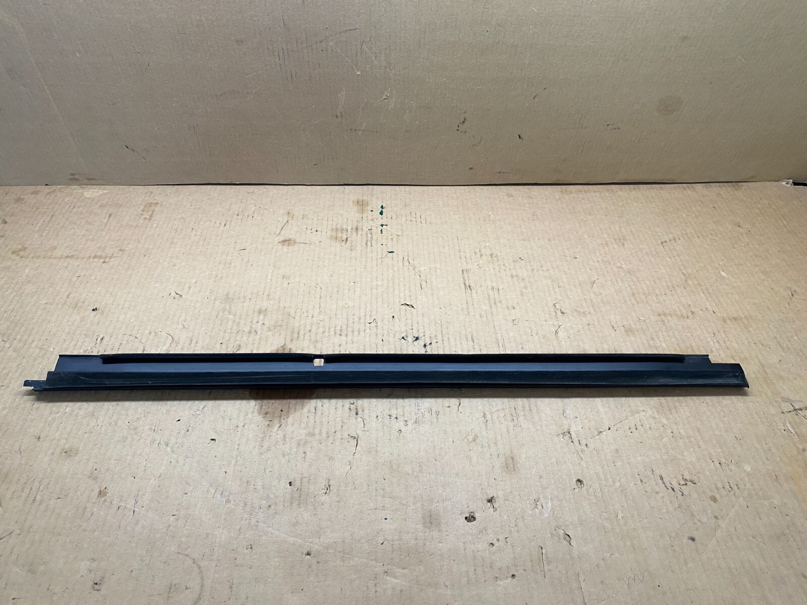 99-07 Chevy Silverado/GMC Sierra Right Front Window Outer Sealing Strip 10284222