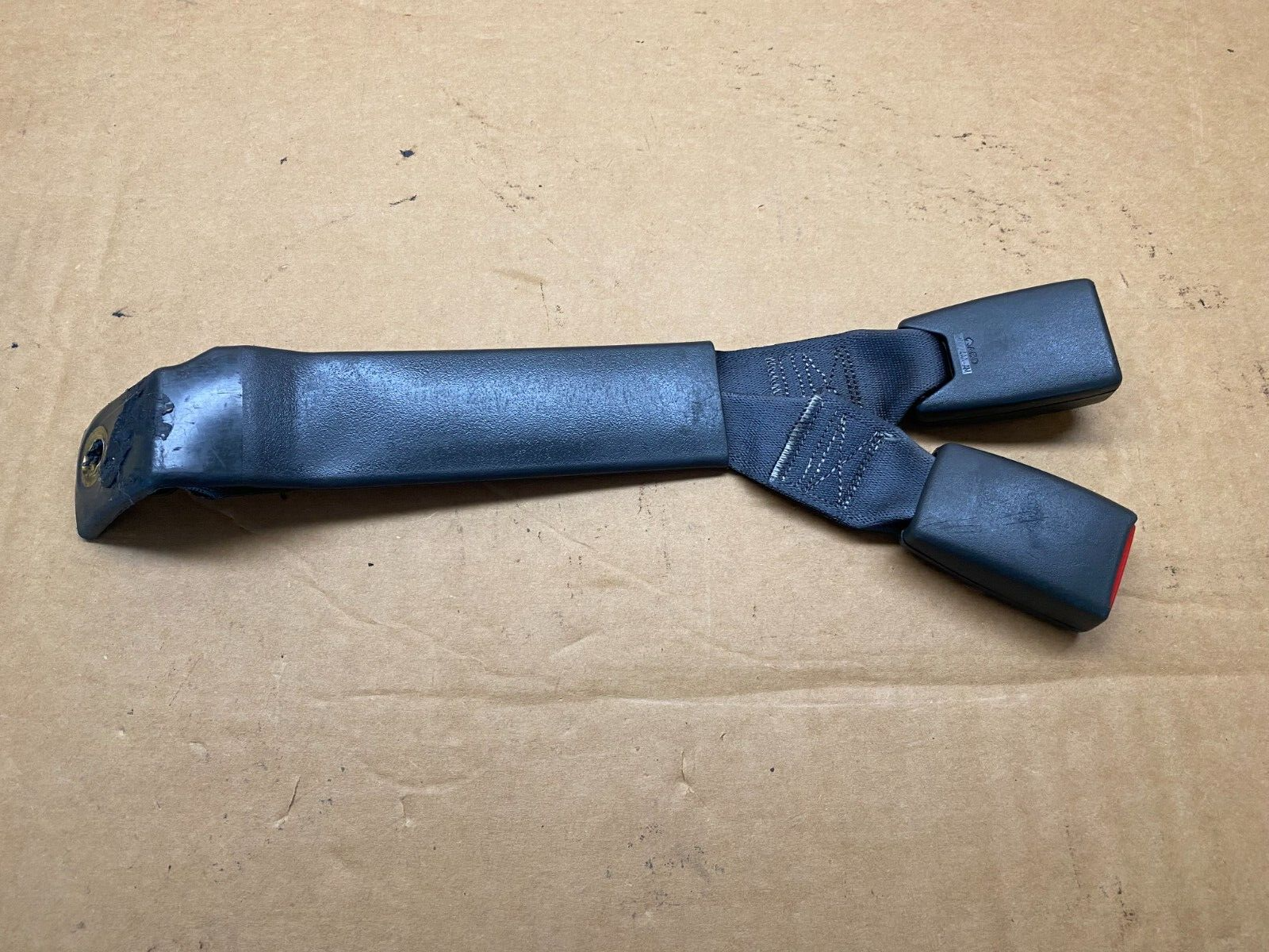 99-06 Chevy/GMC Extended Cab REAR MIDDLE CENTER SEAT BELT RECEPTACLE 88955189 GM