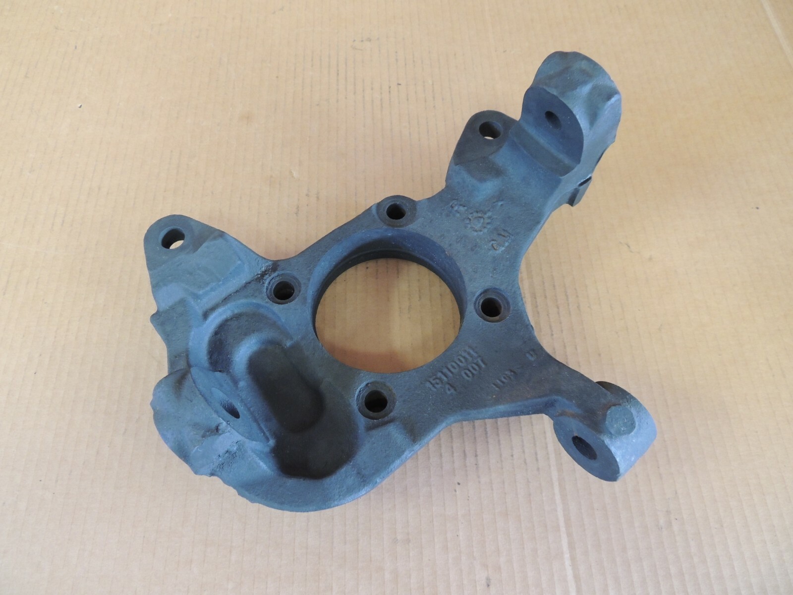 2001-2013 Chevrolet GMC 2500 LH FRONT STEERING KNUCKLE SPINDLE 25850470 GENUINE
