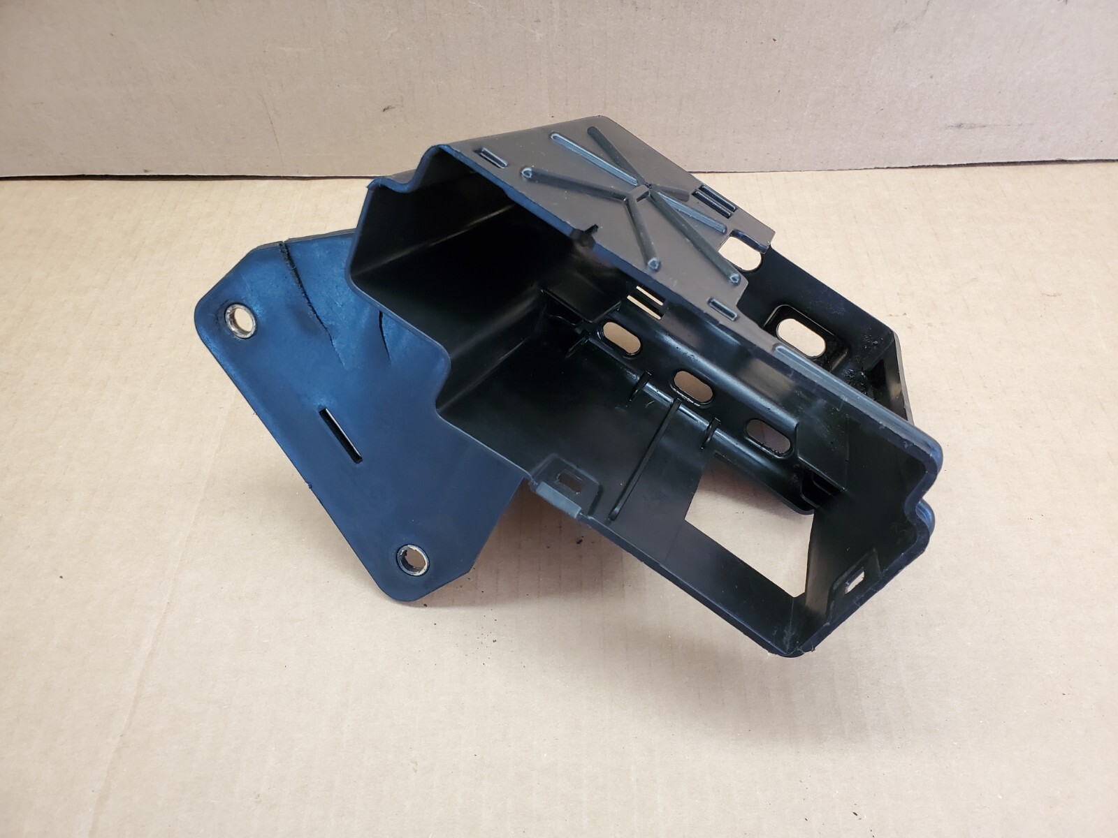 2004.5 -2005 Chevy/GMC LLY DURAMAX PCM MOUNT BRACKET 15136328 GENUINE