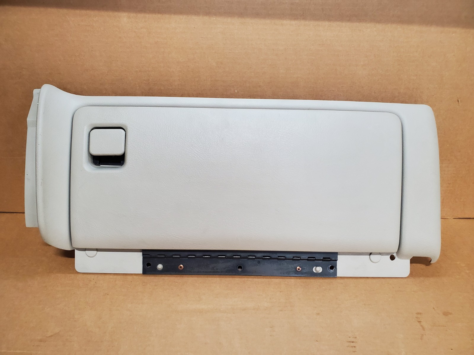 03-06 Chevy Suburban/ Tahoe GMC Yukon/Yukon XL DASH GLOVE BOX w Panel Trim Cream