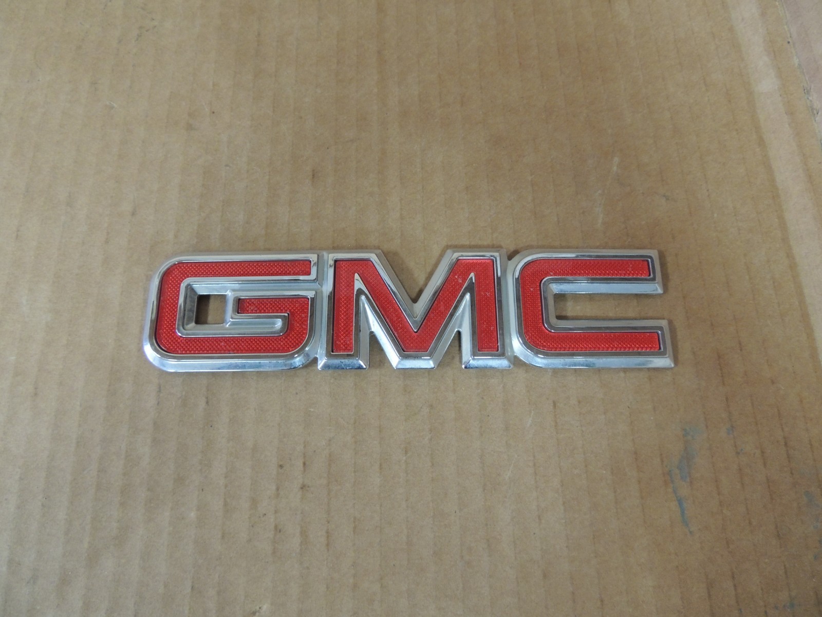 1999-2006 GMC Sierra Yukon TAILGATE/LIFTGATE EMBLEM/BADGE GENUINE GM PART!