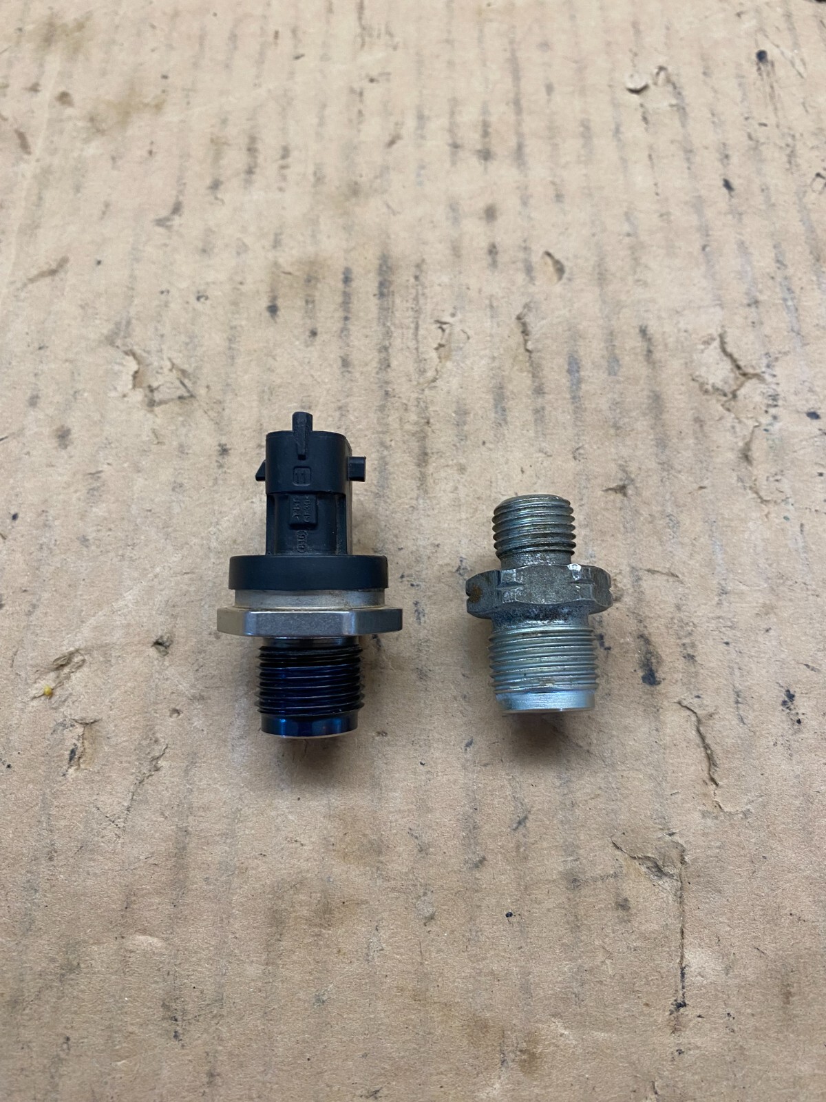 06-10 Chevy/GMC Duramax LBZ LMM 6.6L FUEL RAIL PRESSURE SENSOR & Plug 98006101