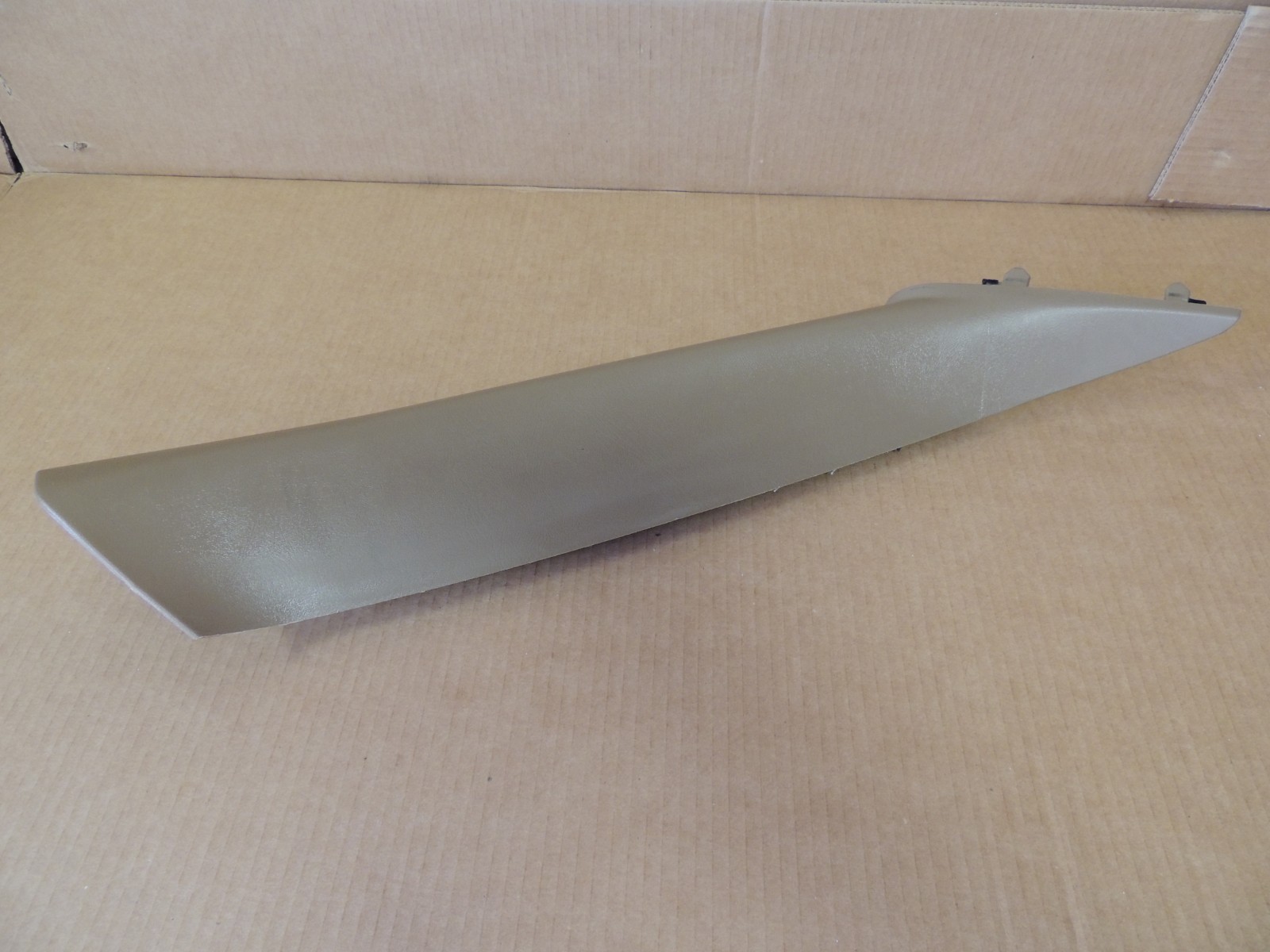 99-07 Chevy Silverado/GMC PASSENGER SIDE RH FRONT A-PILLAR TRIM BROWN 15043469