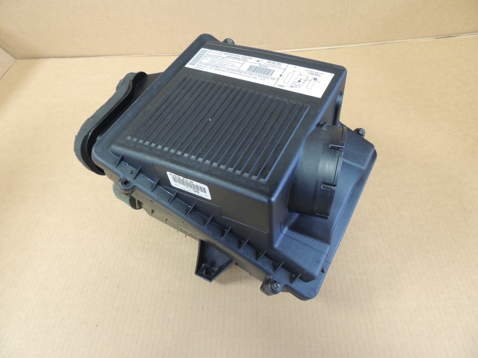 2000-2006 Chevy Silverado 6.0 Vortec AIR CLEANER INTAKE HOUSING 25312238 GENUINE