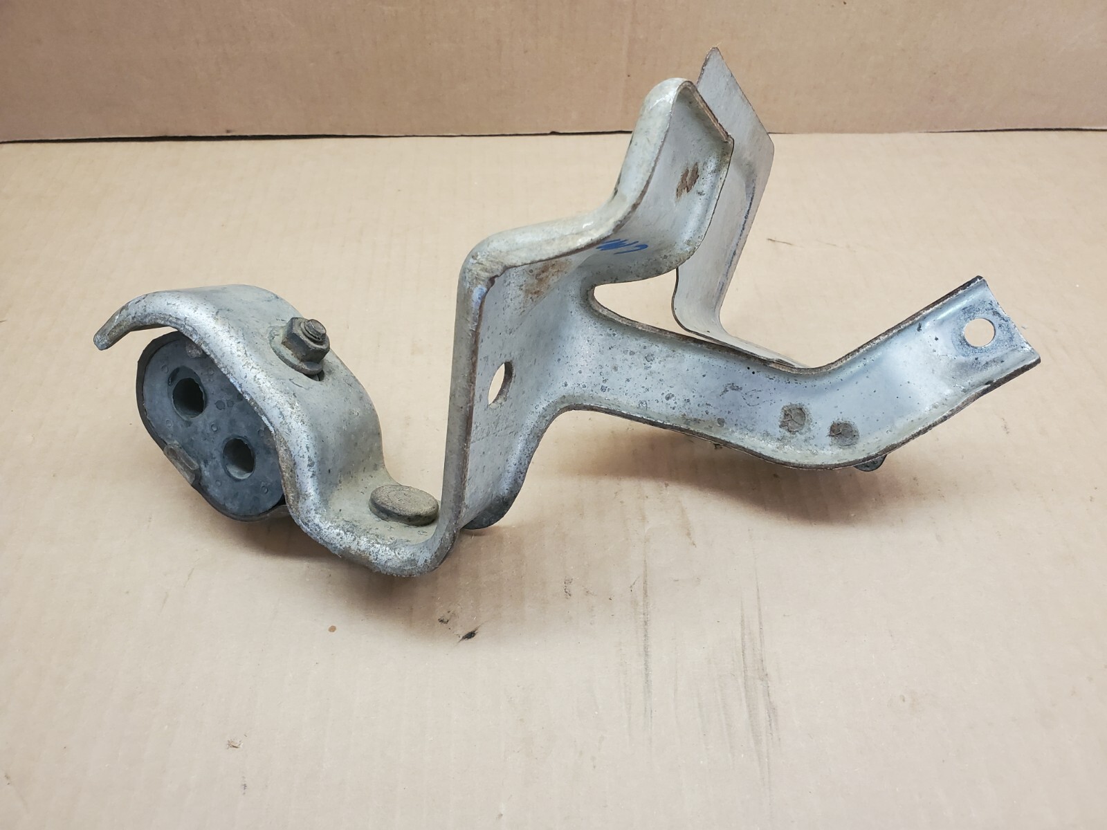 2007-10 Chevy Silverado/GMC Sierra LMM 2500/3500 Exhaust Hanger Bracket 15860240
