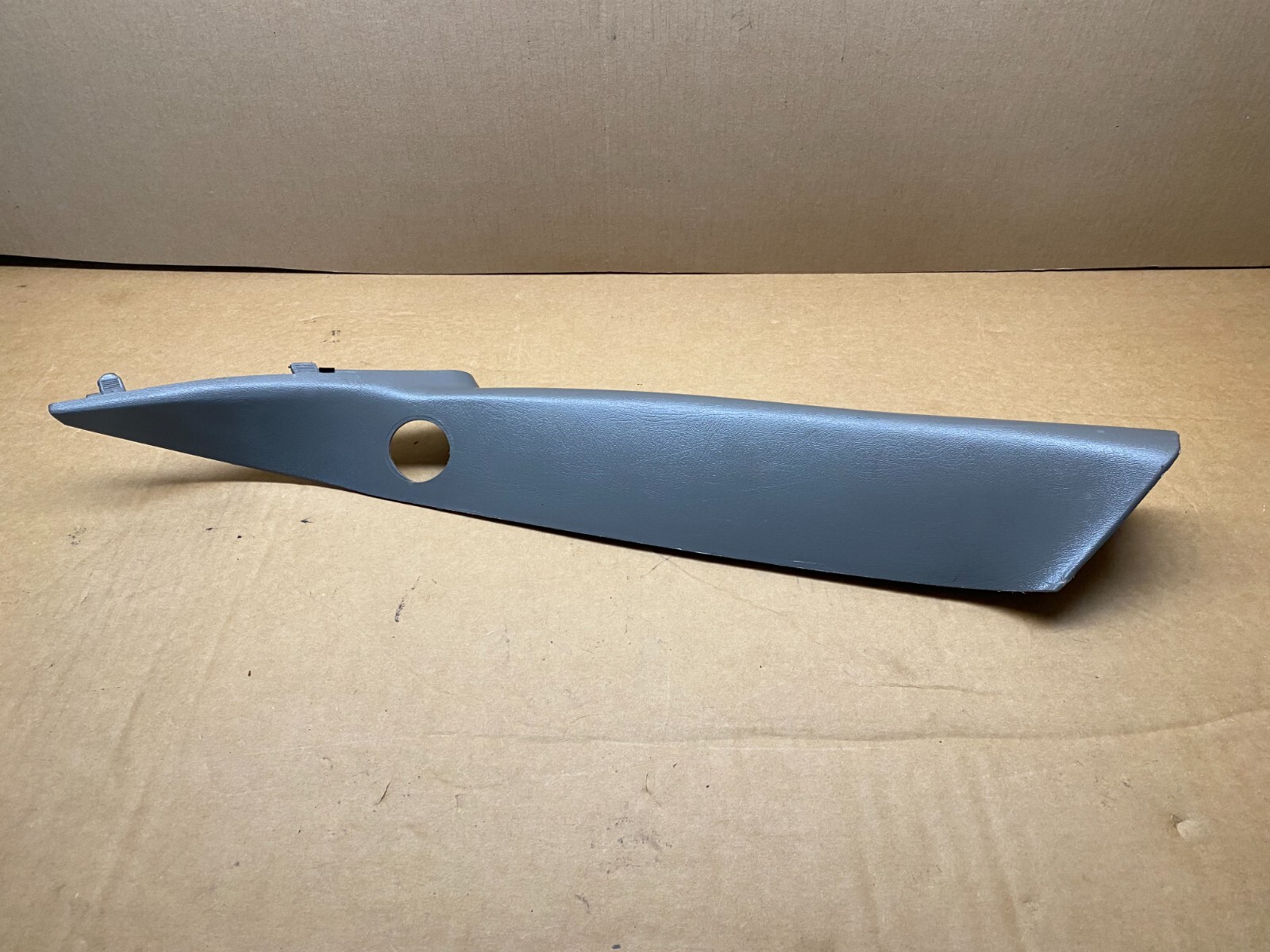 99-06 Chevy/GMC RIGHT PASSENGER PILLAR w Speaker Cutout 15194475