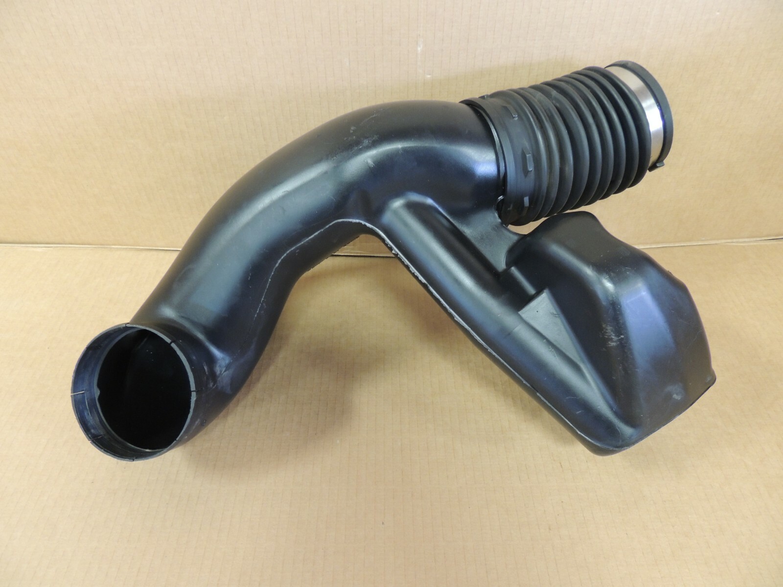 99-02 Chevy Silverado/GMC Sierra AIR INTAKE RESONATOR DUCT TUBE 25318711 GENUINE