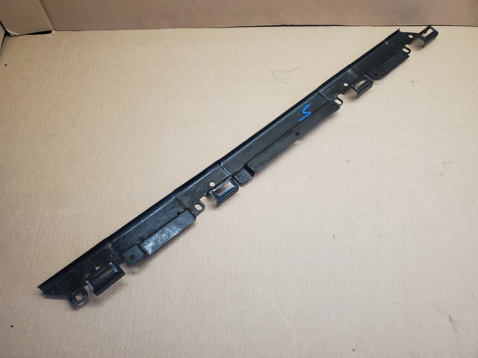 99-06 Chevy Silverado/GMC Sierra FRONT Door Sill Bracket Left Or Right 15177753