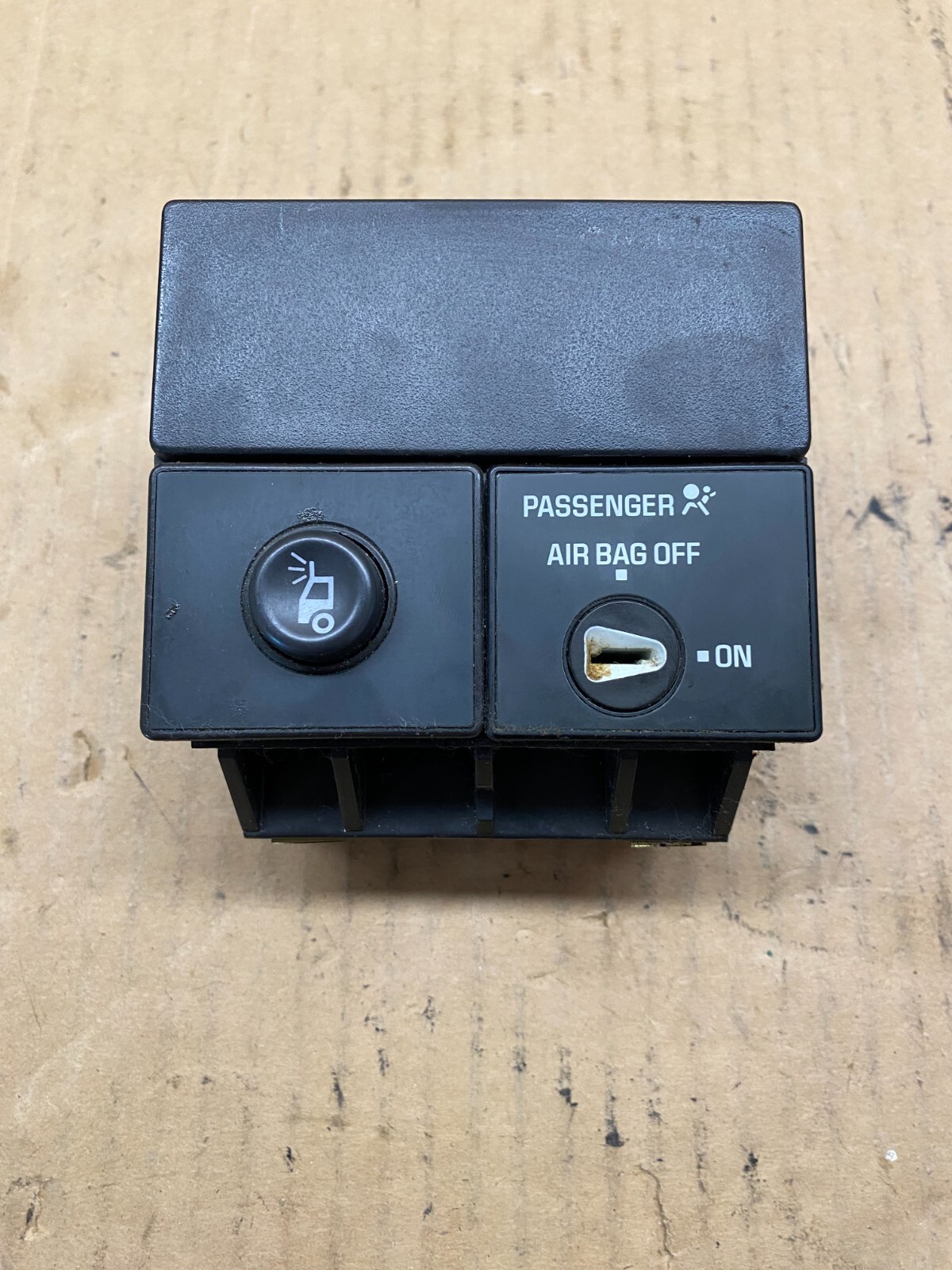 03-06 Chevy/GMC CAB AUXILIARY LAMP / PASSENGER DASH SWITCH 15040483 Genuine