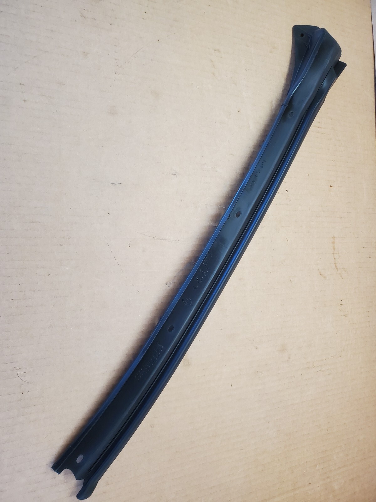 99-07 Chevy Silverado/GMC Yukon LH WINDSHIELD REVEAL MOULDING 15183420 GENUINE