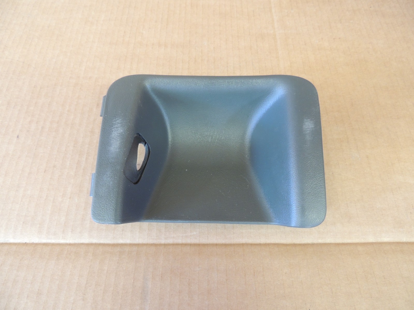 99-07 Chevy Silverado/GMC/Sierra LEFT DOOR BEZEL HANDLE TRIM- Pewter 15043509