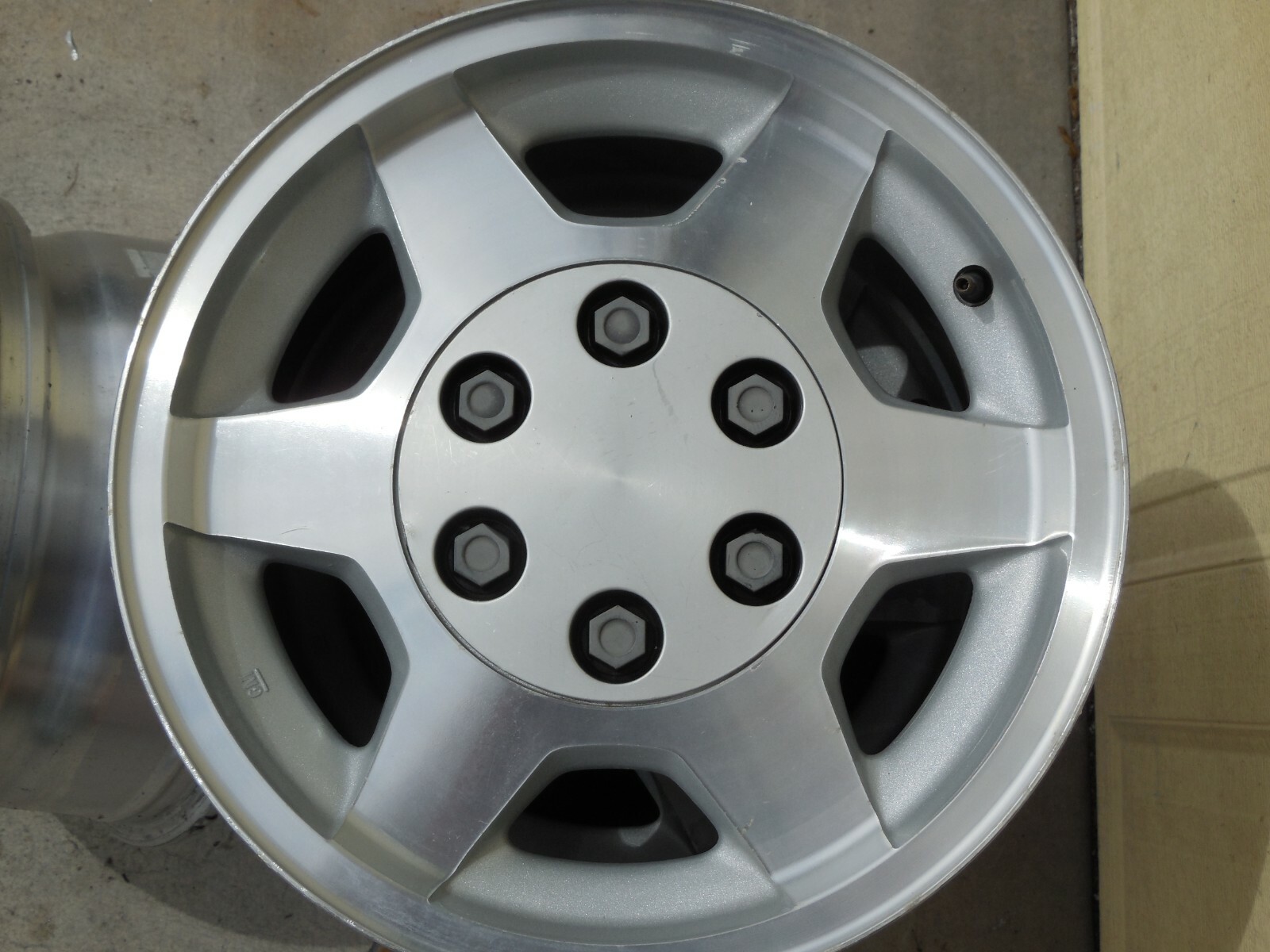 16" GMC Sierra/Yukon 1500 OEM ALUMINUM WHEEL & CENTER CAP  2003-2006 09598144