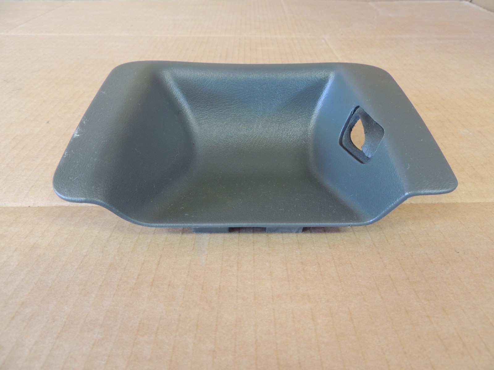 99-07 Chevy Silverado/GMC RIGHT DOOR BEZEL HANDLE TRIM -Ext Cab- Pewter 15043509